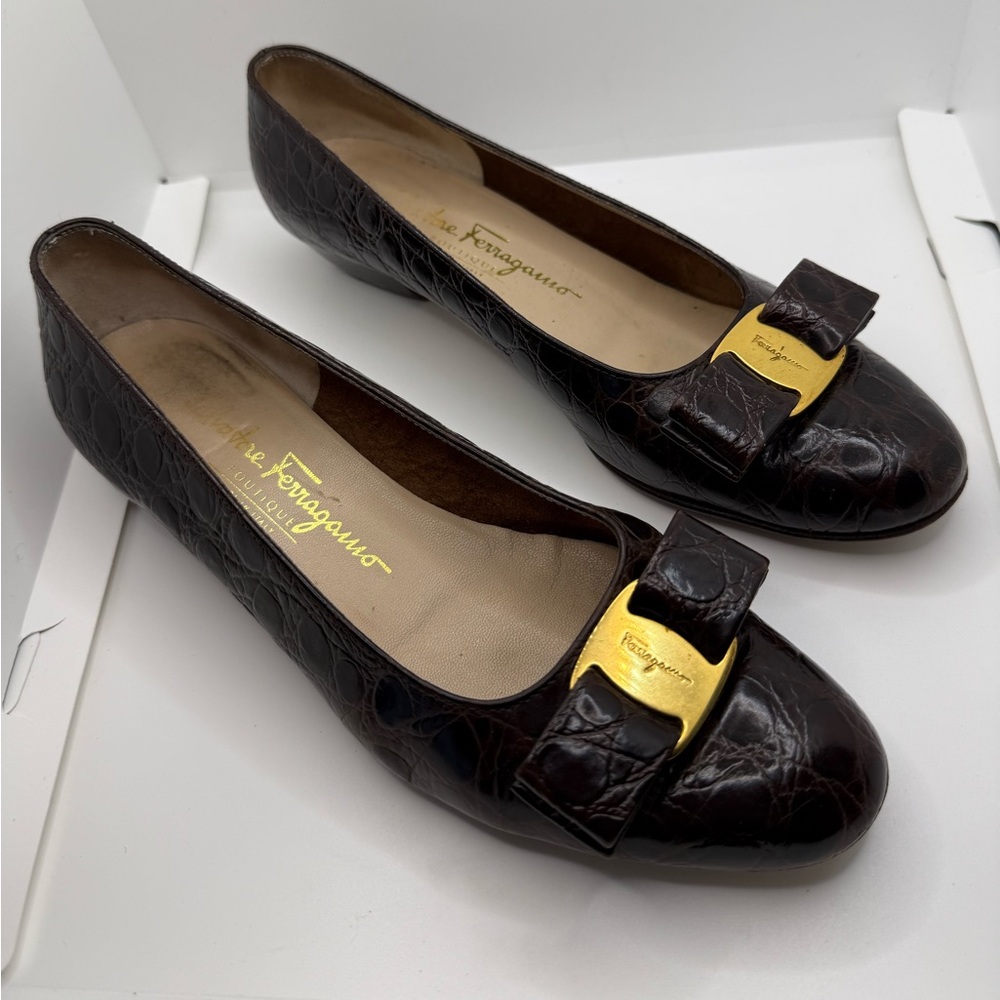 Salvatore Ferragamo VTG Low Heels with Medallion and Ribbon Detail Italy SZ 7B
